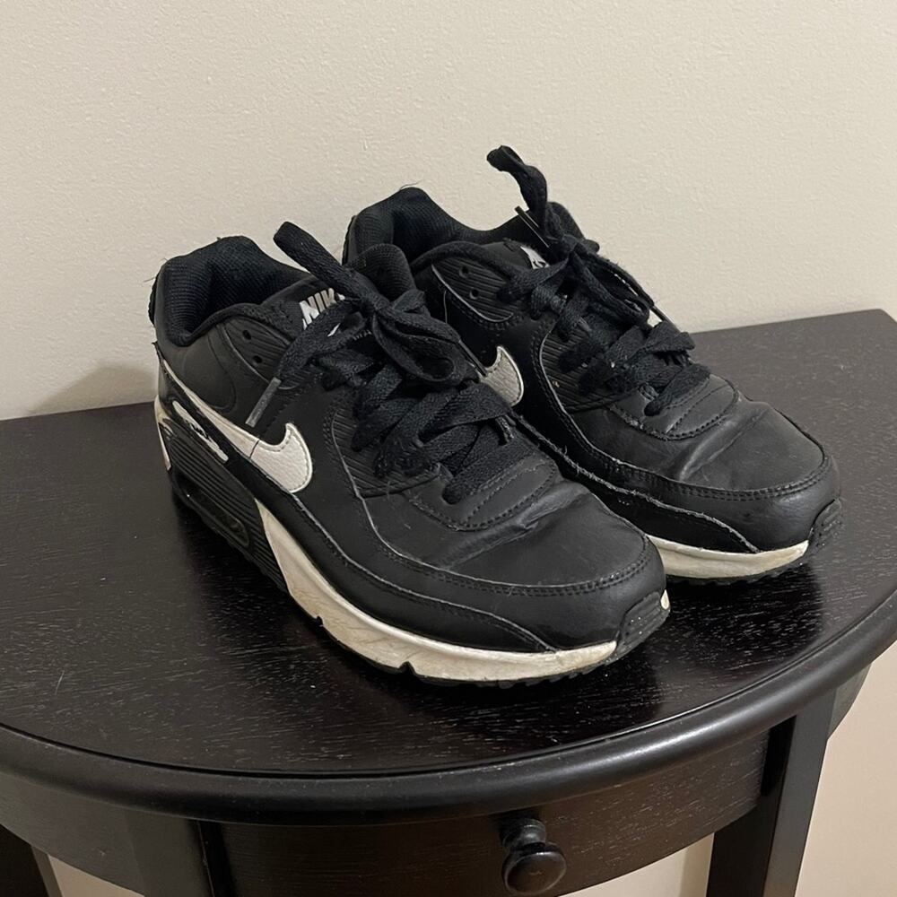 BIG KIDS' NIKE AIR MAX 90 CASUAL SHOES SIZE 6 WOMANS 7.5 BLACK WHITE